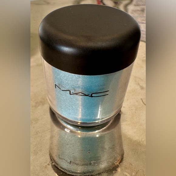MAC Cosmetics Mutiny Pigment - Picture 1 of 4